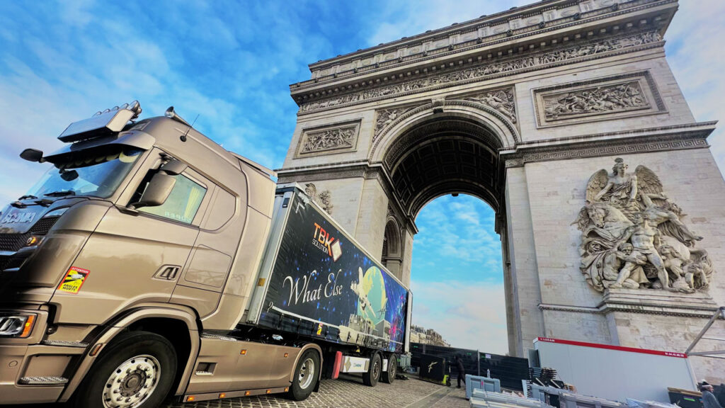 Camion Scania sous l'arc-de-triomphe